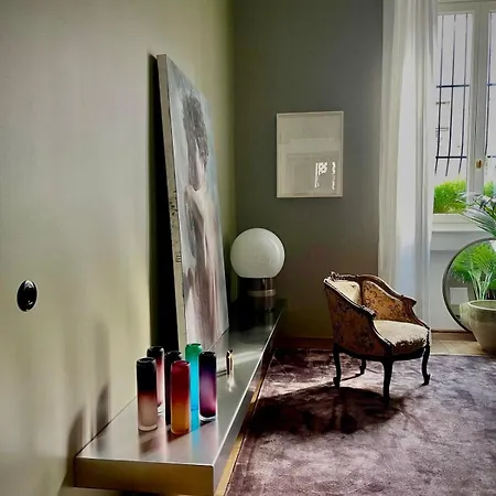 Bright And Quiet 1920's In The Center Apartment *